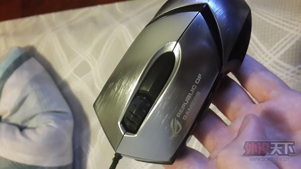 �����ա��������С���˶��ҹ���ASUS ROG GX1000������꣬ս����ɫ