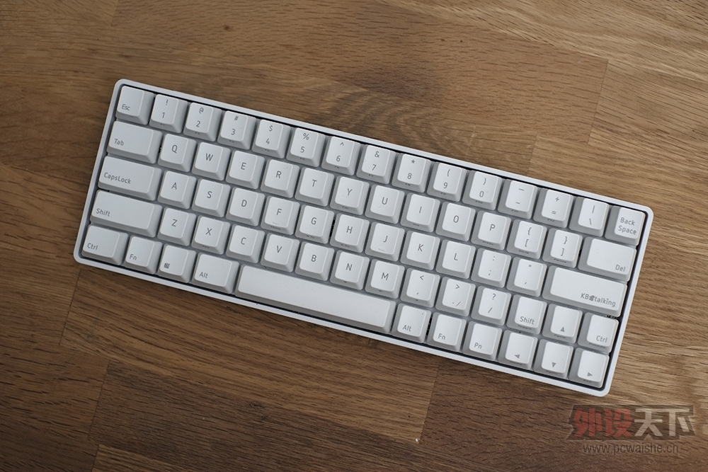��������Fc660m��Pure Pro�����ˡ�������vb660m�ɣ����ᣬ��ð�ɫ����Poker��ɫ��ñ