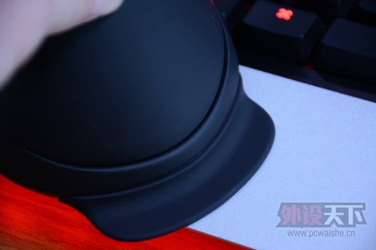 ����EZ2���»�������һֻ���ֺ�����š��Ա�С�С�