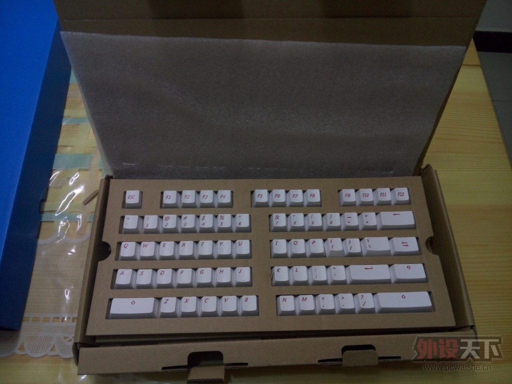 ɹɹ����յ��İ�ɫIKBC F104���ᣬ˳�����ñ