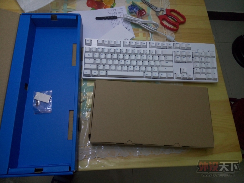 ɹɹ����յ��İ�ɫIKBC F104���ᣬ˳�����ñ