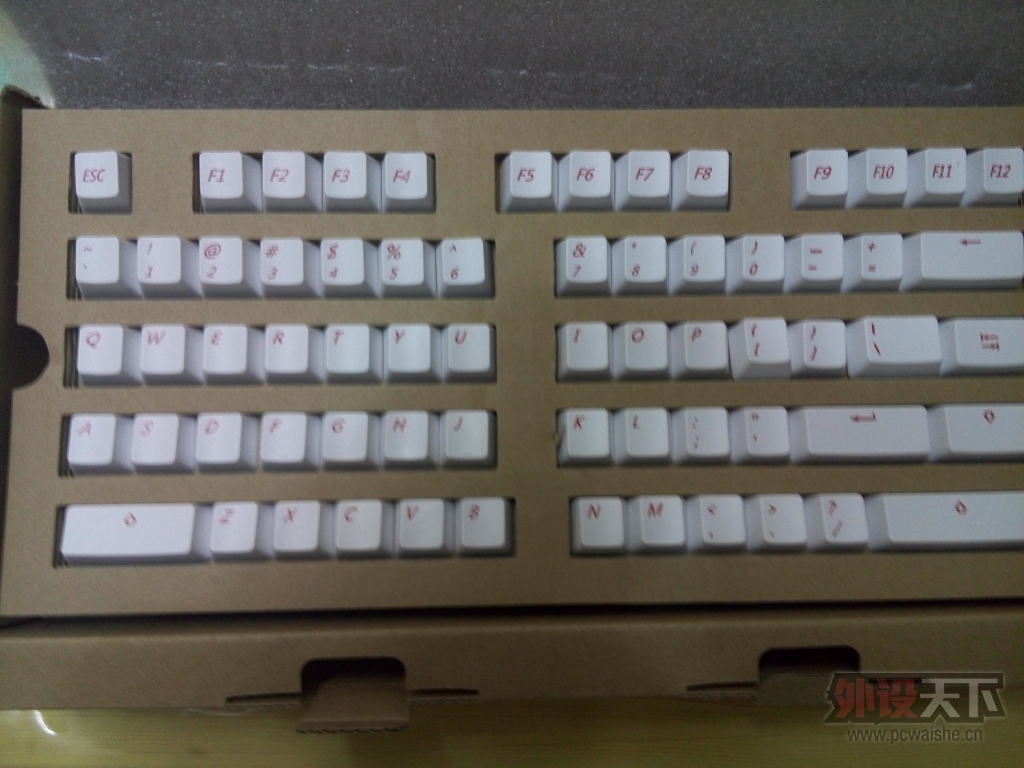 ɹɹ����յ��İ�ɫIKBC F104���ᣬ˳�����ñ