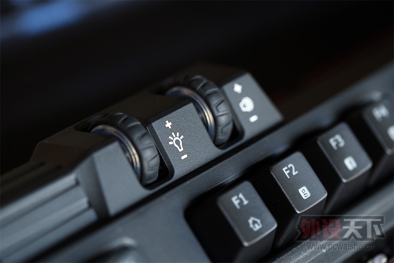 ������͵��ָ�  AORUS THUNDER K3��е��������