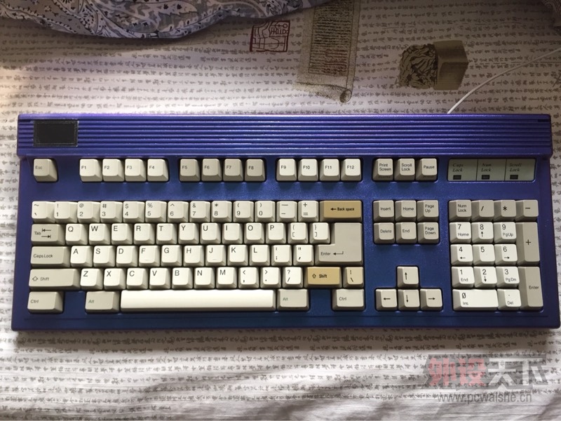 144445ufnlmcb1mmlc0077.jpg