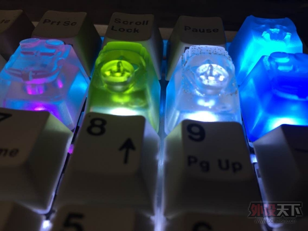 ���ո���͸������������ߣ�͸���о�����͸��ͷ���ѺϽ𰵺ڣ�