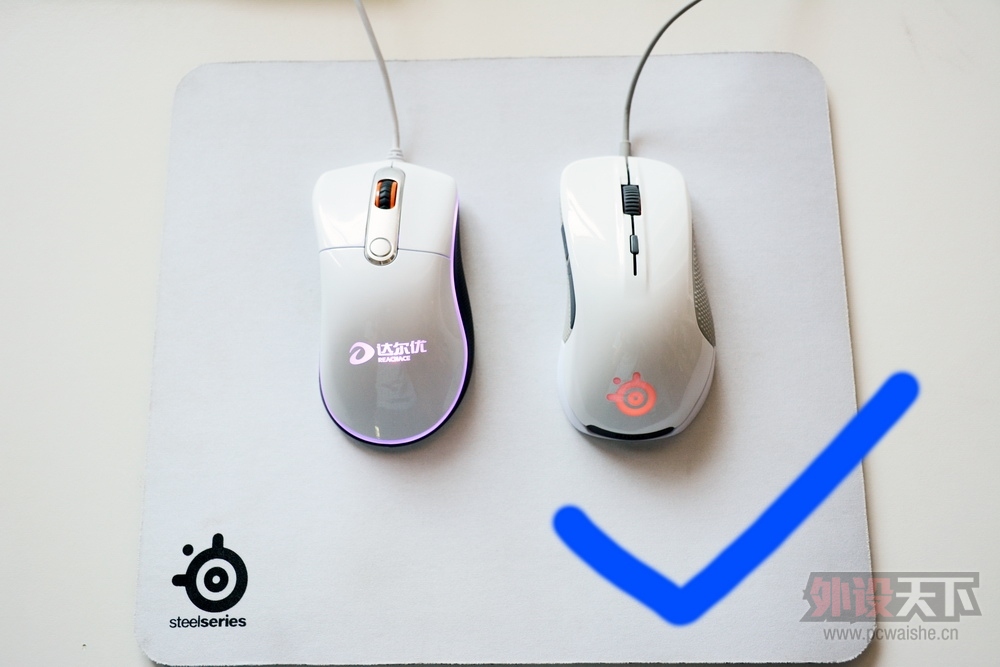 ��������PMW3310����ڰ�ɫ�����ϵļ�����С����