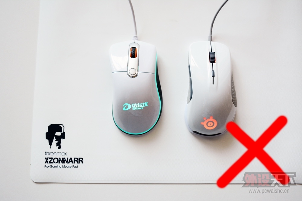 ��������PMW3310����ڰ�ɫ�����ϵļ�����С����