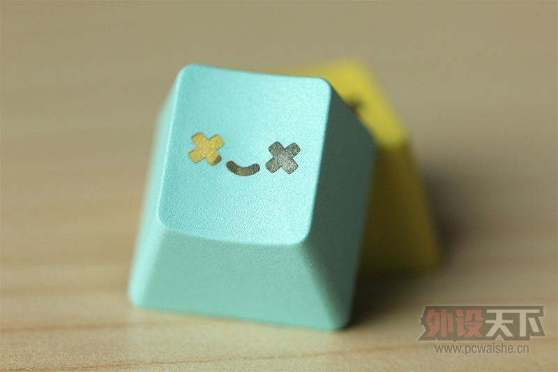 ��Ц�ļ�ñ����һ��������������΢Ц��ʹPBT˫ɫע�ܸ��Լ�ñͼ�ͼ���