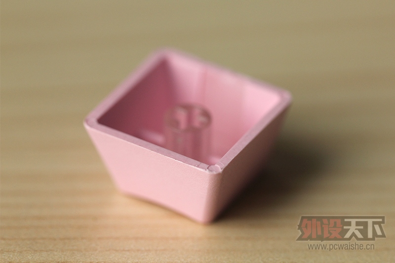 ��Ц�ļ�ñ����һ��������������΢Ц��ʹPBT˫ɫע�ܸ��Լ�ñͼ�ͼ���