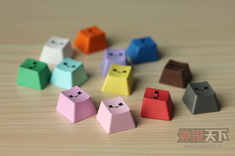 ��Ц�ļ�ñ����һ��������������΢Ц��ʹPBT˫ɫע�ܸ��Լ�ñͼ�ͼ���