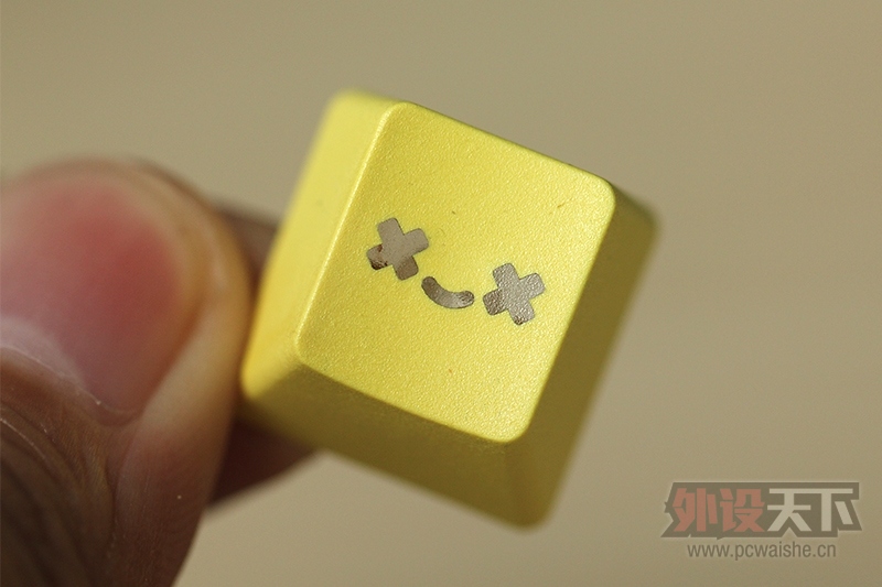 ��Ц�ļ�ñ����һ��������������΢Ц��ʹPBT˫ɫע�ܸ��Լ�ñͼ�ͼ���