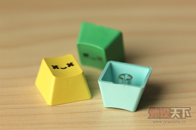 ��Ц�ļ�ñ����һ��������������΢Ц��ʹPBT˫ɫע�ܸ��Լ�ñͼ�ͼ���