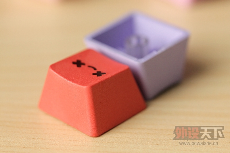 ��Ц�ļ�ñ����һ��������������΢Ц��ʹPBT˫ɫע�ܸ��Լ�ñͼ�ͼ���