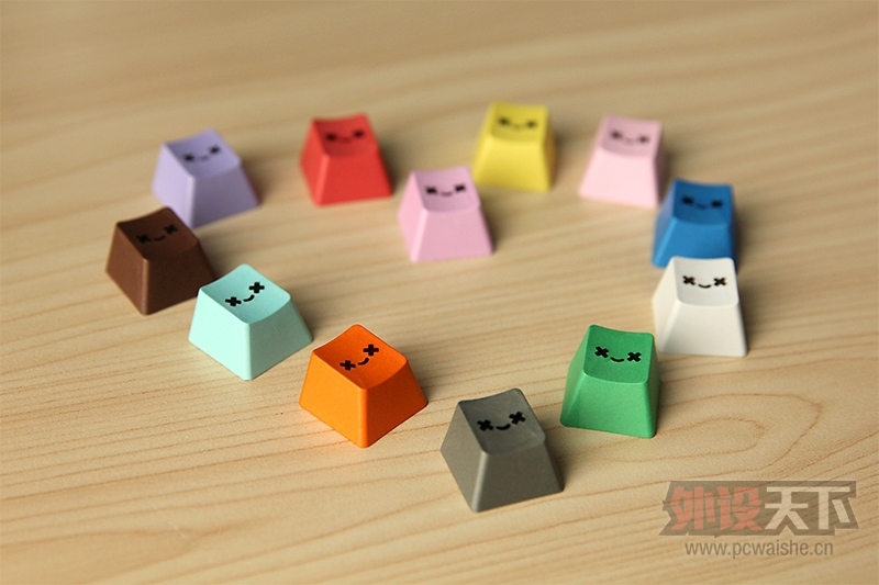 ��Ц�ļ�ñ����һ��������������΢Ц��ʹPBT˫ɫע�ܸ��Լ�ñͼ�ͼ���