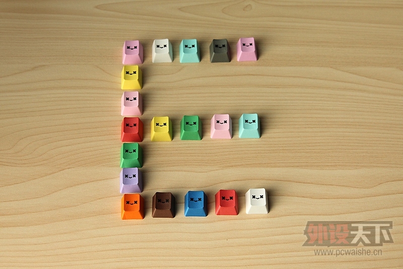 ��Ц�ļ�ñ����һ��������������΢Ц��ʹPBT˫ɫע�ܸ��Լ�ñͼ�ͼ���