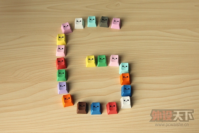 ��Ц�ļ�ñ����һ��������������΢Ц��ʹPBT˫ɫע�ܸ��Լ�ñͼ�ͼ���