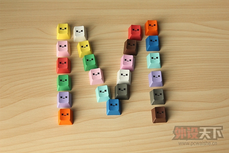 ��Ц�ļ�ñ����һ��������������΢Ц��ʹPBT˫ɫע�ܸ��Լ�ñͼ�ͼ���