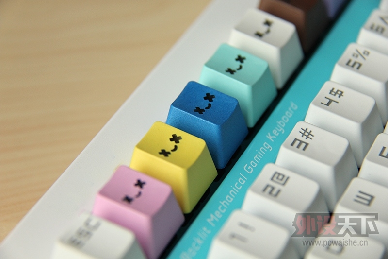 ��Ц�ļ�ñ����һ��������������΢Ц��ʹPBT˫ɫע�ܸ��Լ�ñͼ�ͼ���