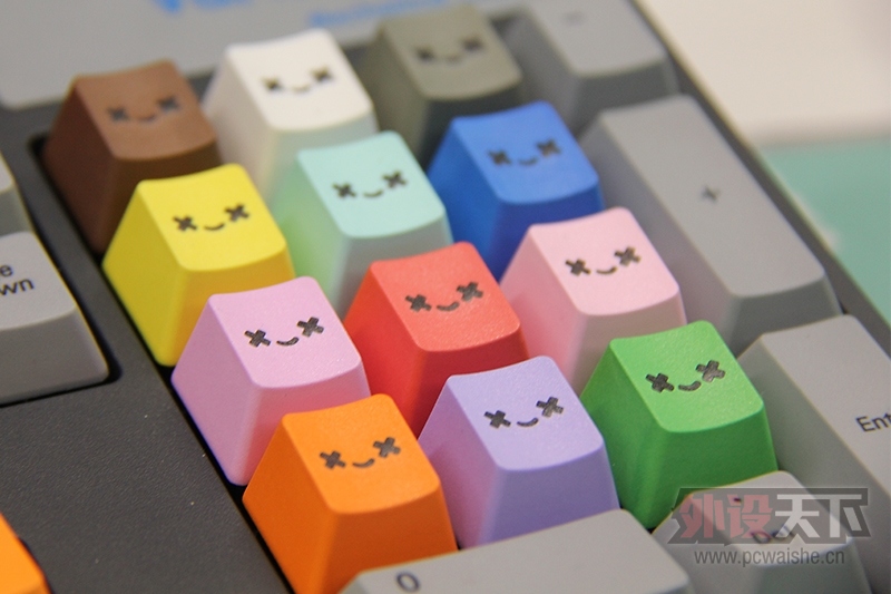 ��Ц�ļ�ñ����һ��������������΢Ц��ʹPBT˫ɫע�ܸ��Լ�ñͼ�ͼ���