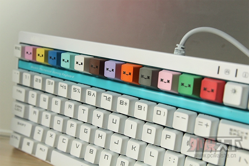 ��Ц�ļ�ñ����һ��������������΢Ц��ʹPBT˫ɫע�ܸ��Լ�ñͼ�ͼ���