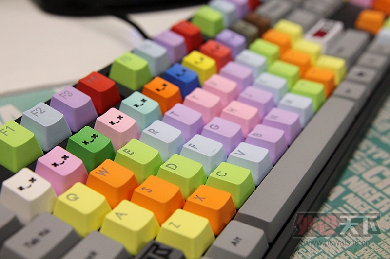 ��Ц�ļ�ñ����һ��������������΢Ц��ʹPBT˫ɫע�ܸ��Լ�ñͼ�ͼ���