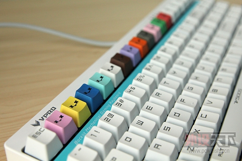 ��Ц�ļ�ñ����һ��������������΢Ц��ʹPBT˫ɫע�ܸ��Լ�ñͼ�ͼ���