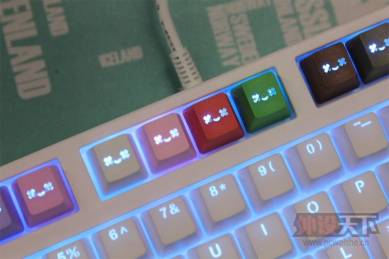 ��Ц�ļ�ñ����һ��������������΢Ц��ʹPBT˫ɫע�ܸ��Լ�ñͼ�ͼ���