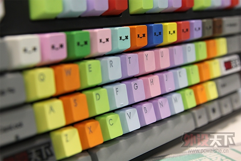 ��Ц�ļ�ñ����һ��������������΢Ц��ʹPBT˫ɫע�ܸ��Լ�ñͼ�ͼ���