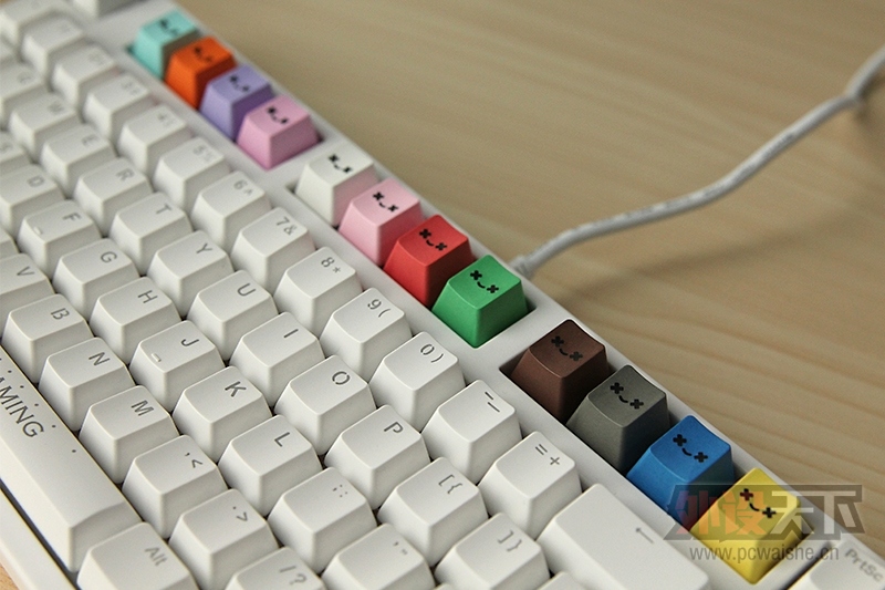 ��Ц�ļ�ñ����һ��������������΢Ц��ʹPBT˫ɫע�ܸ��Լ�ñͼ�ͼ���