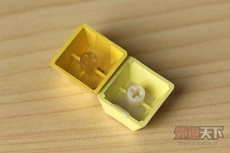 ��Ц�ļ�ñ����һ��������������΢Ц��ʹPBT˫ɫע�ܸ��Լ�ñͼ�ͼ���