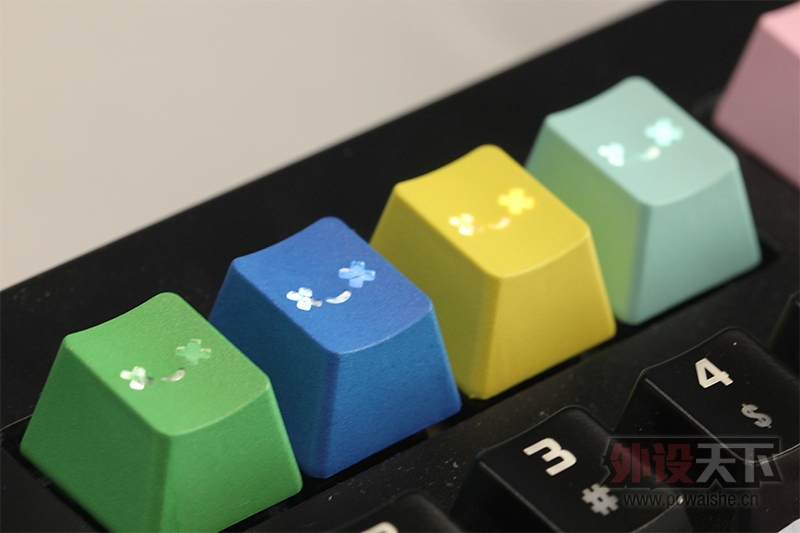 ��Ц�ļ�ñ����һ��������������΢Ц��ʹPBT˫ɫע�ܸ��Լ�ñͼ�ͼ���