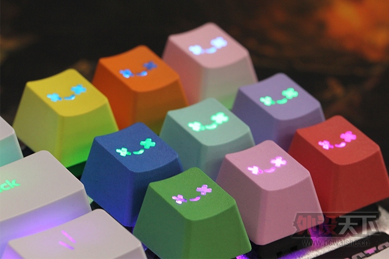 ��Ц�ļ�ñ����һ��������������΢Ц��ʹPBT˫ɫע�ܸ��Լ�ñͼ�ͼ���