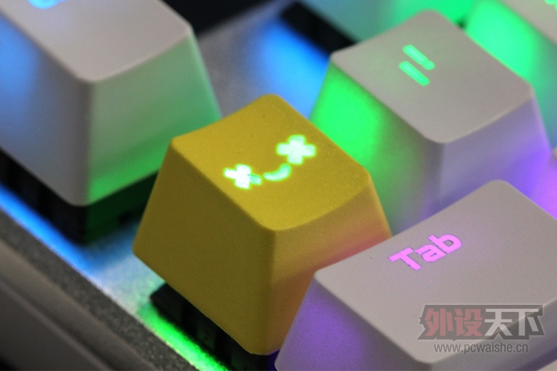 ��Ц�ļ�ñ����һ��������������΢Ц��ʹPBT˫ɫע�ܸ��Լ�ñͼ�ͼ���