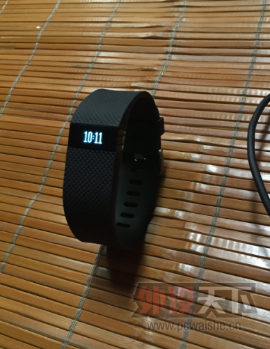 ���ӱ���Fitbit Charge HR �����ֻ� S�� 95��  750Ԫ��˳��