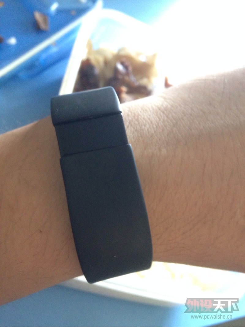 ���ӱ���Fitbit Charge HR �����ֻ� S�� 95��  750Ԫ��˳��