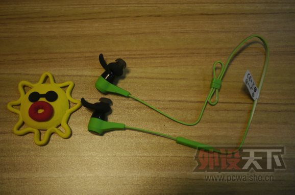 �����ݡ�JBL���������˶�����REFLECT BT99��