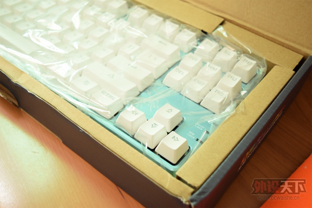 ε����Ů�Ρ�����������SM680R��е������ɫ�濪�����