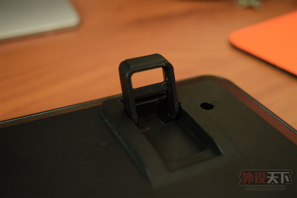 ε����Ů�Ρ�����������SM680R��е������ɫ�濪�����