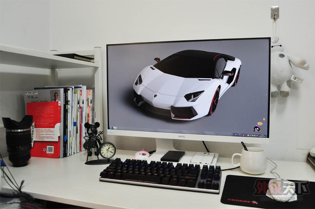 �ڰ��䣬��һ����ɫ��