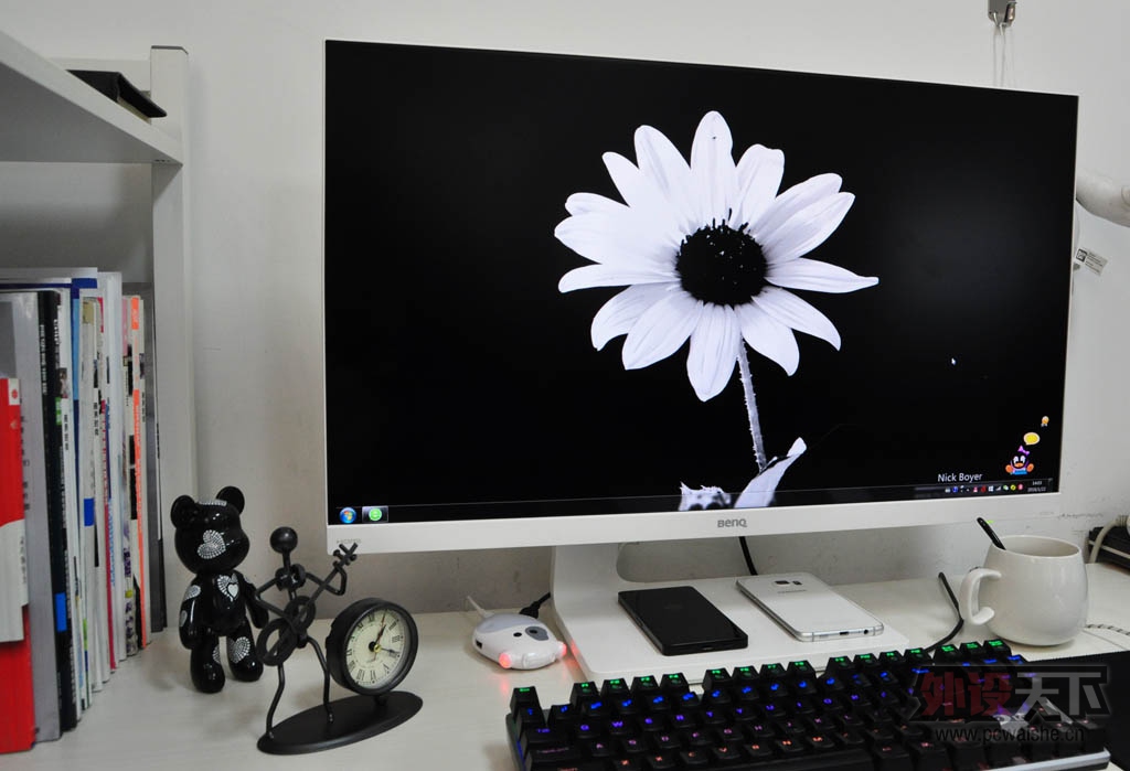 �ڰ��䣬��һ����ɫ��