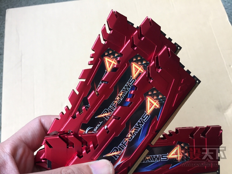 ���ѳ���֥��Ripjaws 4ϵ�� DDR4 3000Ƶ�� 16G (4G��4)�ڴ���װ