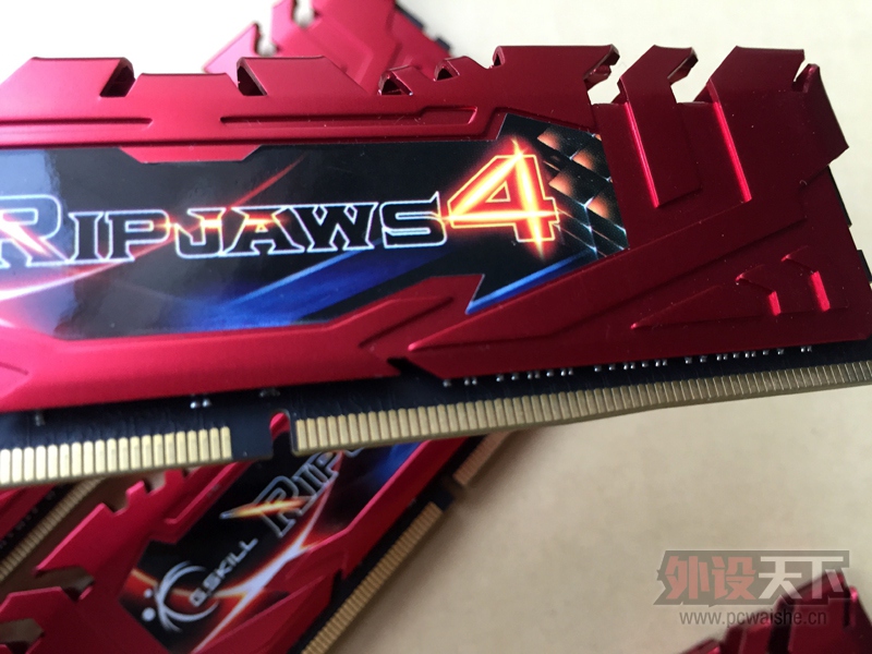 ���ѳ���֥��Ripjaws 4ϵ�� DDR4 3000Ƶ�� 16G (4G��4)�ڴ���װ
