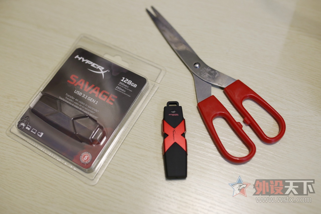 ���ٿ�� HyperX Savage 128G 3.1 U��&�ƶ�Ӳ�̶ԱȲ���