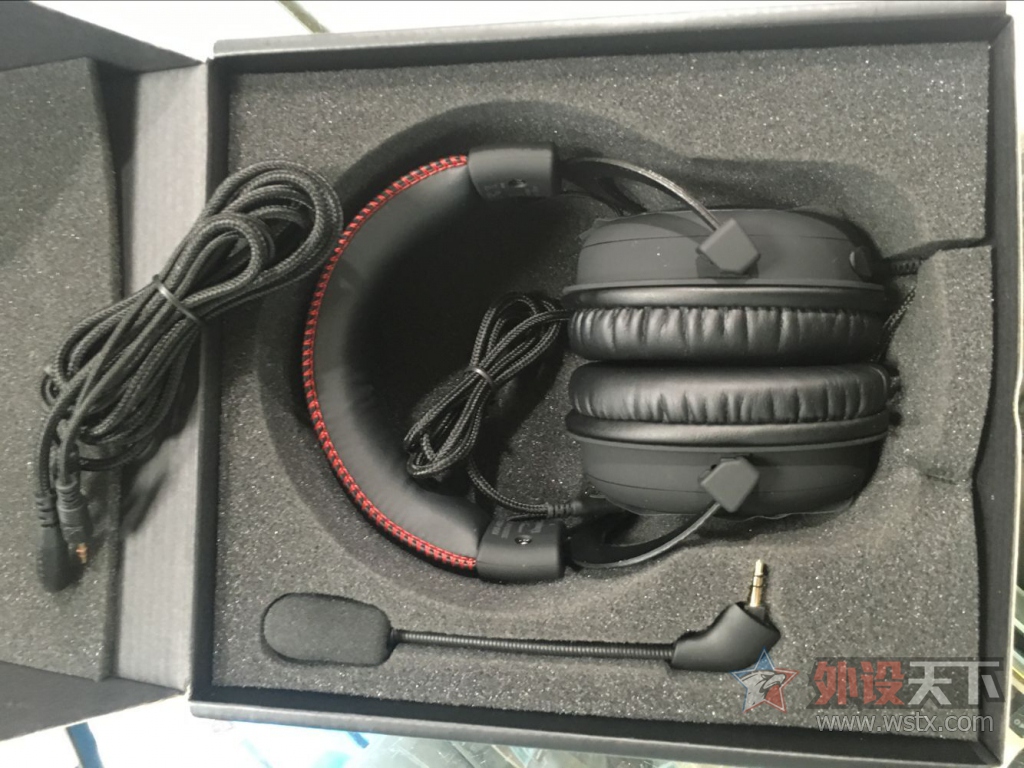 �����ݡ���ʿ�ٺ���cloud core�����羺���� ��ɫ200Ԫ