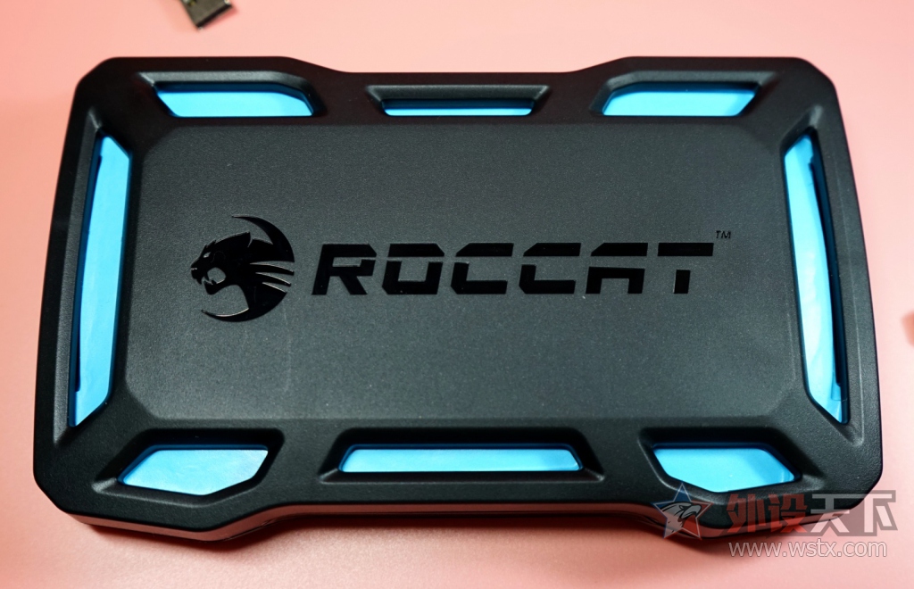 �������е�һ�Ρ������ֿ�DIYģ�黯���Roccat NYTH����+С��