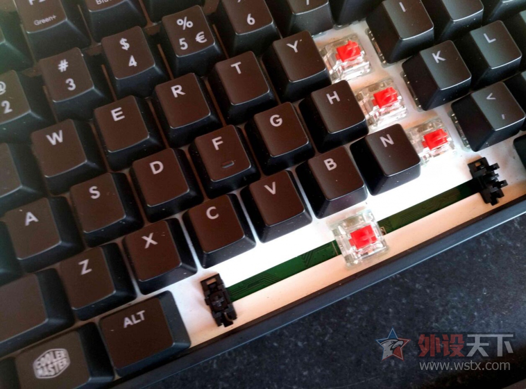 ������������ ����������ħ��֮�⡿����Masterkeys RGB PRO L��е���̼���