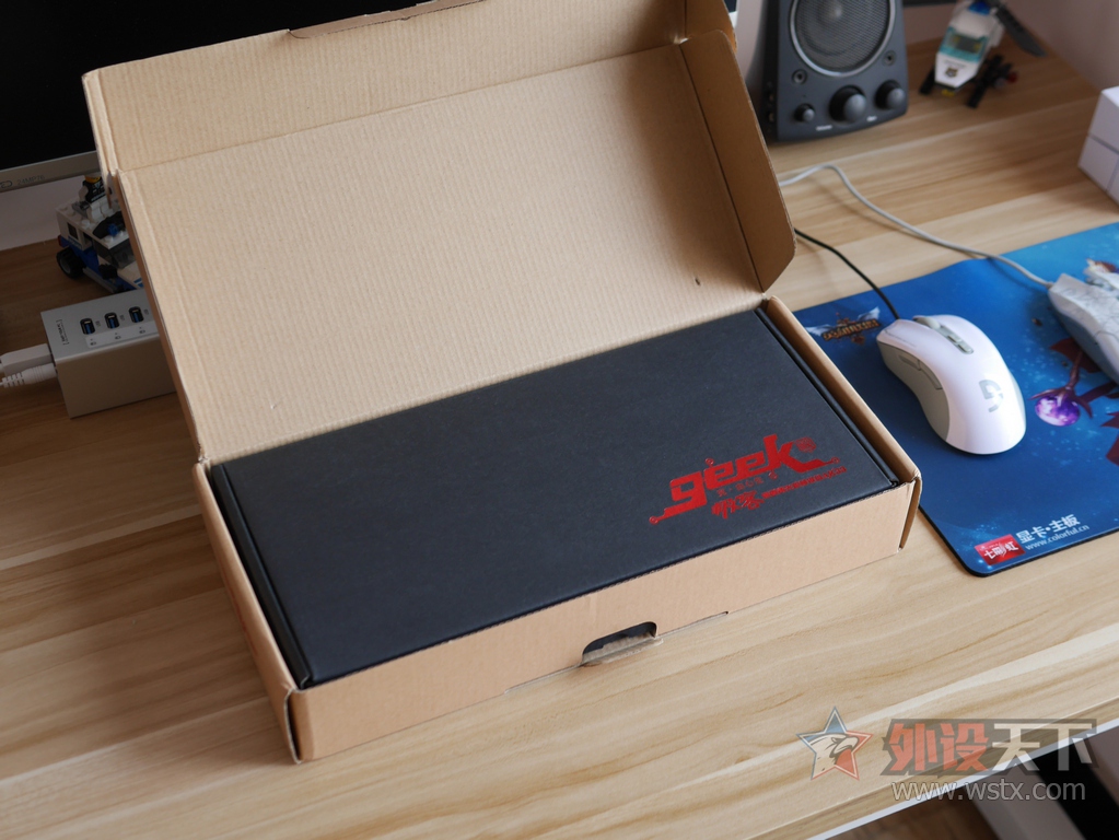 �ھ���Ajazz������AK33 RGB����ᱳ���е���̿������顾������ģʽ��Ƶ��