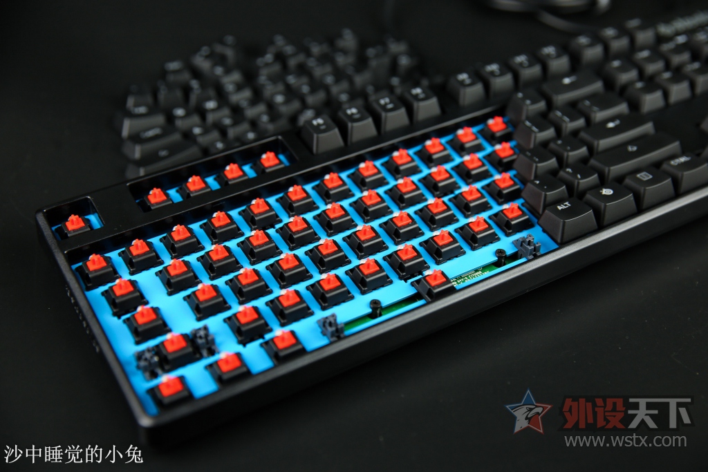 �������ʣ�ǿ�Ƶǳ���SteelSeries���APEX M500 ���ᱳ���е��������