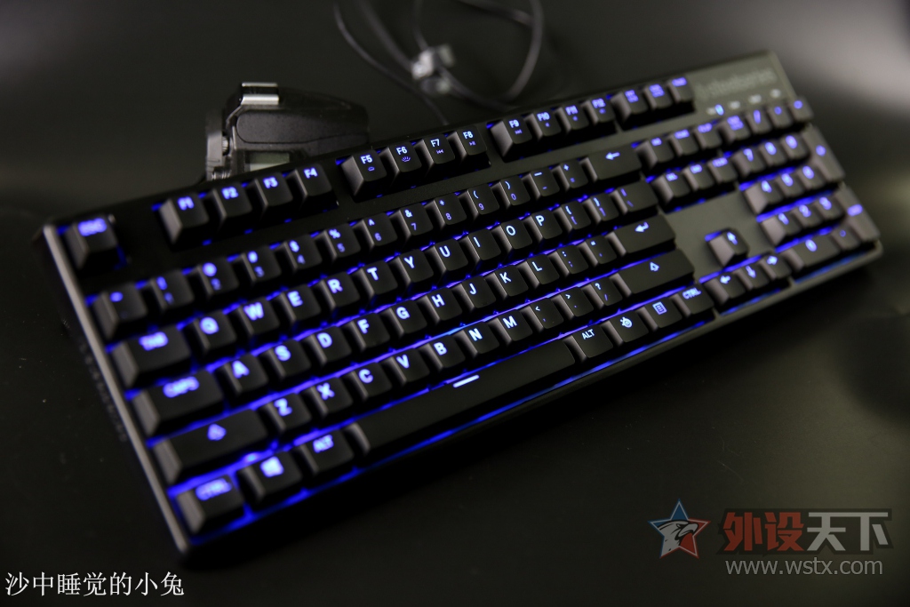 �������ʣ�ǿ�Ƶǳ���SteelSeries���APEX M500 ���ᱳ���е��������