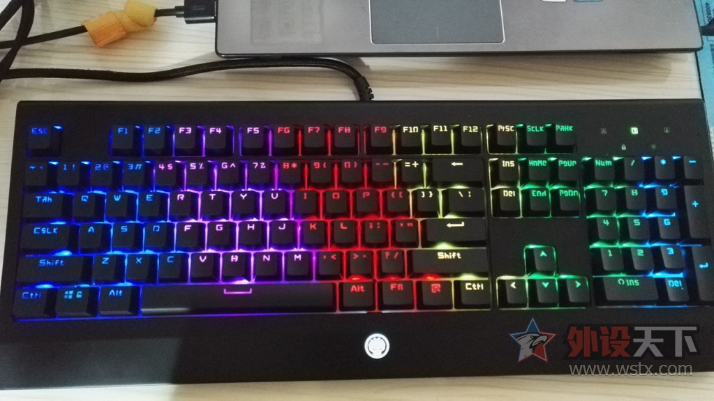 �յ��ֵ�FIRE-PAD ����ʹ V2 ����RGB���̣��������ģ��Լ۱����㣬�������档